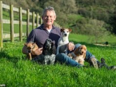 O viajante da Nova Era Martin Clunes foi duramente atingido em uma batalha contra os planos dos vizinhos de montar um acampamento permanente próximo à sua casa de fazenda de £ 5 milhões.