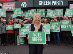 O candidato do Partido Verde, zombador do Brexit e eco-fanático em Gorton e Denton… que dirige um carro a gasolina, possui duas casas e gosta de viajar pelo mundo