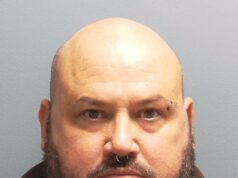 Momento em que a polícia encontra corpos apodrecidos em um necrotério dilapidado, onde agentes funerários “maus” deixaram 46 pessoas para apodrecer em quartos quentes – enquanto estão presos por quatro anos