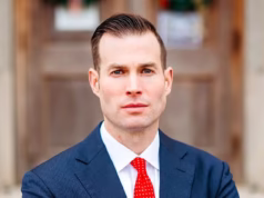 Sucessora de Marjorie Taylor Greene apoiada por Trump exposta por laços financeiros com causas anti-armas e pró-democracia