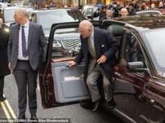 O rei Charles e a rainha Camilla esconderam sinais sutis de “preocupação interna” ao cumprimentarem os fãs reais no dia da prisão de Andrew