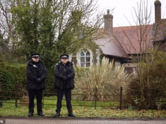 A onda de desprezo sobre Beatrice, Eugenie e Fergie está prestes a dominar a todos. Mas poupe suas lágrimas pelas irmãs – e por sua mãe apegada: JAN MOIR