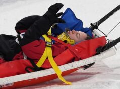Horror nas Olimpíadas de Inverno quando o esquiador canadense é retirado da maca após um acidente nauseante durante um evento de halfpipe
