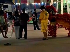 O momento em que a polícia tailandesa pegou um ladrão disfarçado de dragão