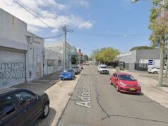 Um homem foi atacado com um martelo enquanto esperava um ônibus em Merrickville, Sydney