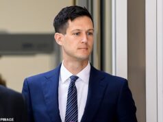 Político australiano acusado de abusar sexualmente de criança em banheiro público