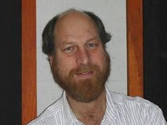 O famoso cientista que descobriu água em um planeta distante foi morto a tiros na varanda de sua casa na Califórnia.