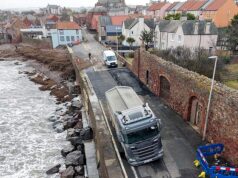 O caminhão ficou preso em um buraco e foi encaminhado para reparos – com a estrada fechada há mais de um mês