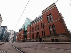 Marido comparece ao tribunal acusado de drogar e estuprar esposa – e outros 12 homens acusados de envolvimento