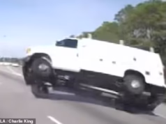 Vídeo de pesadelo mostra van da prisão cheia de presidiários batendo e pegando fogo, matando dois dentro