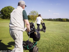 Carrinho de golfe do NHS! O conselho de saúde gasta £ 20 mil em carrinhos elétricos para ajudar os jogadores de golfe idosos a jogar uma partida.