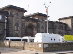 Os prisioneiros recebem despertadores para que possam acordar suavemente todas as manhãs – em vez de serem acordados por policiais batendo nas portas das celas.