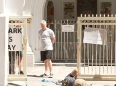 Um homem foi acusado de crime de ódio depois de supostamente bater uma Toyota Hilux em uma sinagoga