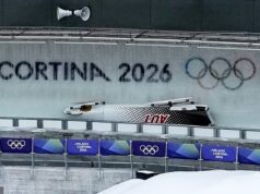 Um piloto de bobsled foi hospitalizado após um acidente horrível durante a final de quatro homens nas Olimpíadas de Inverno – com o evento atrasado por mais de 20 minutos e tratamento de emergência sendo dado a ele.