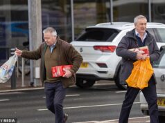A equipe de segurança de Andrew estocou cerveja e macarrão depois que ele foi levado da delegacia para casa após sua prisão