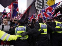 A polícia prendeu seis pessoas quando a violência eclodiu entre a primeira marcha de direita da Grã-Bretanha e os contra-manifestantes