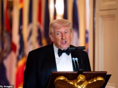 Tropas dos EUA saem de grande base militar no Catar… enquanto Trump diz ao presidente aliado para puxar o gatilho contra o Irã agora