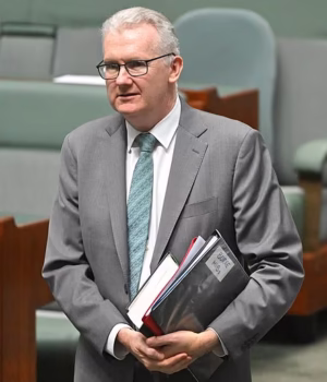 106578575-15582149-Home_Affairs_Minister_Tony_Burke_above_defended_giving_former_IS-m-2_177176027029.avif