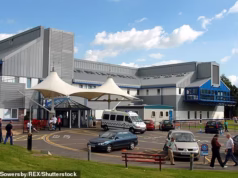 A mulher, de 97 anos, foi encontrada morta no chão de sua casa depois de ser informada que teria que esperar dez dias por uma ambulância por suspeita de fratura no quadril, ouviu o legista.