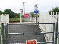 Um corredor ouvindo música em fones de ouvido morreu após ser atropelado por um trem em uma passagem de nível, ouviu um inquérito