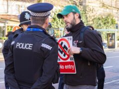 Lançados ‘caçadores de judeus’ pró-palestinos: ativistas que planejam ir de porta em porta pedindo aos moradores que boicotem os produtos israelenses não conseguem se esconder em bares como contra-manifestantes