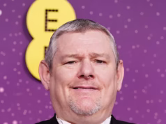 O BAFTA enviou uma carta aos membros prometendo uma “revisão abrangente” de sua cerimônia de premiação de cinema de 2026, depois que uma pessoa que sofre de Tourette inadvertidamente fez insultos raciais a estrelas de Hollywood.