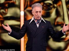 O apresentador do BAFTA, Alan Cumming, agradeceu ao público pela compreensão enquanto o sofredor da Tourette fazia insultos raciais durante o show antes de sair no meio do show.