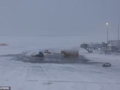 Quase todos os voos nos aeroportos de Nova York e Boston foram atrasados ou cancelados porque a nevasca trouxe 50 centímetros de neve para o Empire State.
