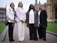 O NHS Trust gasta £ 600.000 para defender a política de vestiários que viu enfermeiras compartilharem com uma colega trans