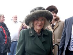 A Rainha Camilla faz uma cara de coragem ao participar de um evento de corrida perto de sua casa de infância em East Sussex, em meio ao drama da prisão de Andrew