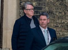 Peter Mandelson foi levado sob custódia policial por suposta má conduta em cargo público