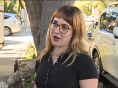 Robô de entrega de comida desonesto destrói o jardim de uma mulher de Los Angeles e sai com um pedaço de cerca pendurado nas rodas