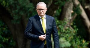 Anthony Albanese entrega mensagem explosiva ao príncipe Andrew em meio à crise real