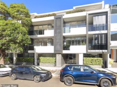 Quatro inquilinos desceram ao seu nível para consertar o alpendre de madeira… uma batalha legal decidiu quem foi o responsável