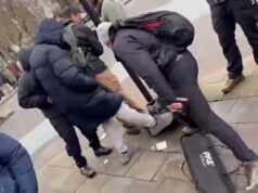 Momentos em que pregador cristão foi empurrado por homens mascarados e teve seu equipamento atacado após confrontar homens muçulmanos em Whitechapel