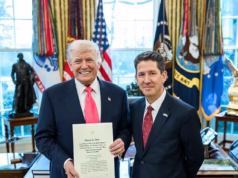 O novo embaixador da Grã-Bretanha nos EUA dá as boas-vindas para iniciar oficialmente o seu cargo… ao mesmo tempo que o seu antecessor, Peter Mandelson, está sob custódia