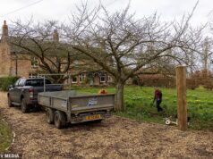 As equipes retornaram à nova casa de Andrew Mountbatten-Windsor para instalar cercas de segurança uma semana após sua prisão