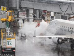 A Blizzard traz um inferno de viagens para os EUA, pois 10.000 voos são aterrados e os repórteres meteorológicos lutam para permanecer de pé: ‘É uma loucura!’