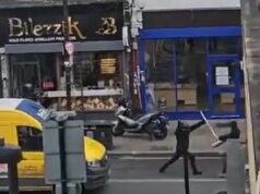 Momento em que pedestres ‘tentam impedir bandidos armados de facas que roubam joias’