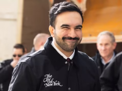 Mamdani foi repreendido por dar um tapa caloroso no pulso dos nova-iorquinos por atirar bolas de neve na polícia