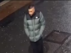 O momento doloroso em que uma mulher aleatória leva um soco até ficar inconsciente na rua: policiais caçam bandidos