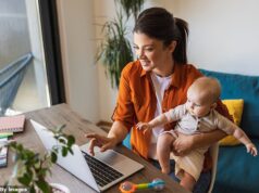 As empresas deveriam permitir que os funcionários trabalhassem em casa para corrigir o declínio da taxa de natalidade na Grã-Bretanha, dizem os relatórios