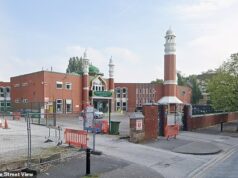 Homem ‘armado com machado e faca’ entrou na mesquita central de Manchester como suspeito da polícia