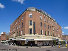 Última farsa do Partido Verde: Plano controverso para demolir edifícios ‘marcos’ passa depois que dois vereadores saem da reunião mais cedo