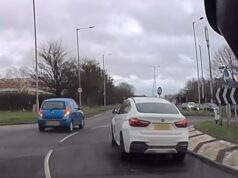 Momento em que a BMW colide com a Hyundai quando os motoristas confundem as faixas da rotatória – mas a culpa é de quem?