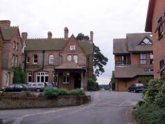 Professora, 52 anos, de um internato de £ 30.000 por ano, que foi flagrada em vídeo fazendo sexo com o filho depois de beberem álcool juntos, foi banida para sempre