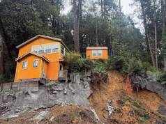 A linda casa na floresta da Califórnia está prestes a desabar em uma rua próxima