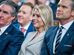 Pam Bondi não para de sorrir enquanto Trump diz suas palavras favoritas