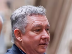 A esposa e o filho do assassino de campista acusado Greg Lynn o apoiam no tribunal enquanto ele pressiona para ser libertado da prisão