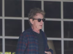 Martin Short é consolado quando a família e os amigos se reúnem ao seu redor após a trágica morte da filha Catherine